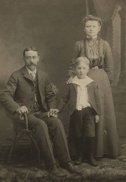 Jens og Stine og deres plejesøn. Ca 1904.
