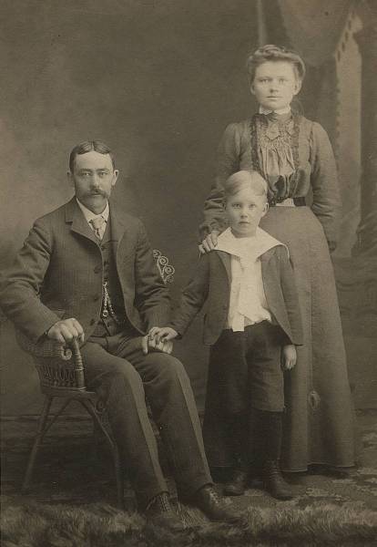 Jens og Stine og deres plejesøn. Ca 1904. Jens og Stine og deres plejesøn. Ca 1904.