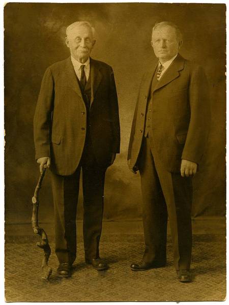 Poul og hans farbror Christen Pedersen. Poul og hans farbror Christen Pedersen.