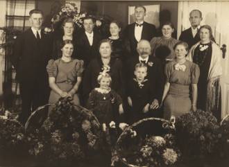 Sølvbryllupsbillede. Bagerste række fra højre: Peter Bach, Johanne, Arne Nørgaard, Dagmar, Morten Larsen, Ellen, Jens, Eli. Midterste række: Edith, Marie, Peter, Gudrun. Forreste række: Laila og Leif, børn af Jens og Eli