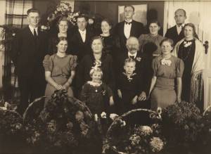 bagerst, fra venstre; Peter Bach, Johanne Langeland Nørgaard, Arne Nørgaard,
Dagmar Langeland Larsen, Morten Winter Larsen, Ellen Langeland, Jens Langeland,
Eli Langeland.
Midterste, fra venstre; Edith Langeland, Marie Langeland, Peter Langeland,
Gudrun Langeland.
Forreste, venstre; Leila Langeland, Leif Langeland (begge børn af Jens
Langeland)
...
