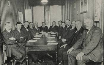 De samv. jydske Husmandsforeningers Bestyrelse 1927.\\  Peter længst til...