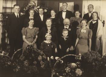 bagerst, fra venstre; Peter Bach, Johanne Langeland Nørgaard, Arne Nørgaard,
Dagmar Langeland Larsen, Morten Winter Larsen, Ellen Langeland, Jens Langeland,
Eli Langeland.
Midterste, fra venstre; Edith Langeland, Marie Langeland, Peter Langeland,
Gudrun Langeland.
Forreste, venstre; Leila Langeland, Leif Langeland (begge børn af Jens
Langeland)
...