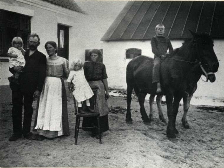 Peter og Marie med børnene Dagmar, Johanne og Jens, og tjenestepigen Store Marie. Ca. 1915